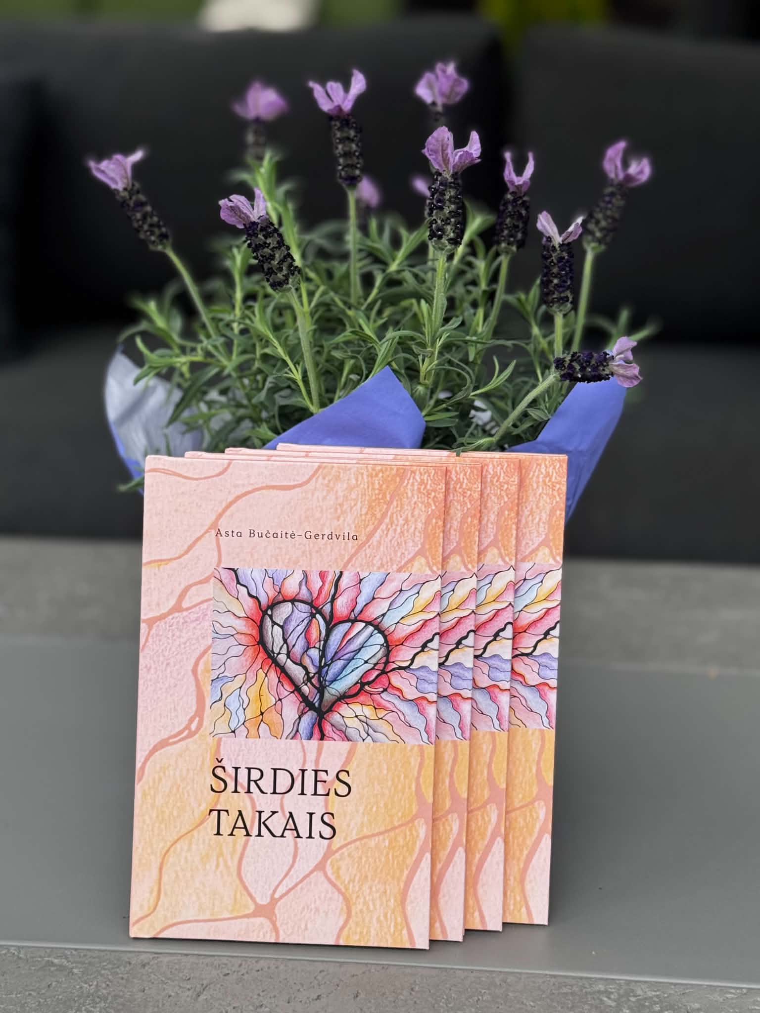 Knygos „Širdies takais" ir levanda